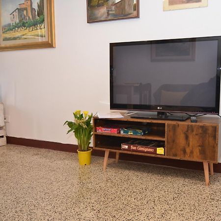 Appartamento Il Nespolo ซานจีมิญญาโน ภายนอก รูปภาพ